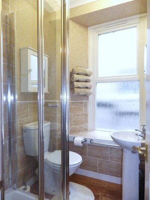 Articles de toilette gratuits, sèche-cheveux, serviettes fournies