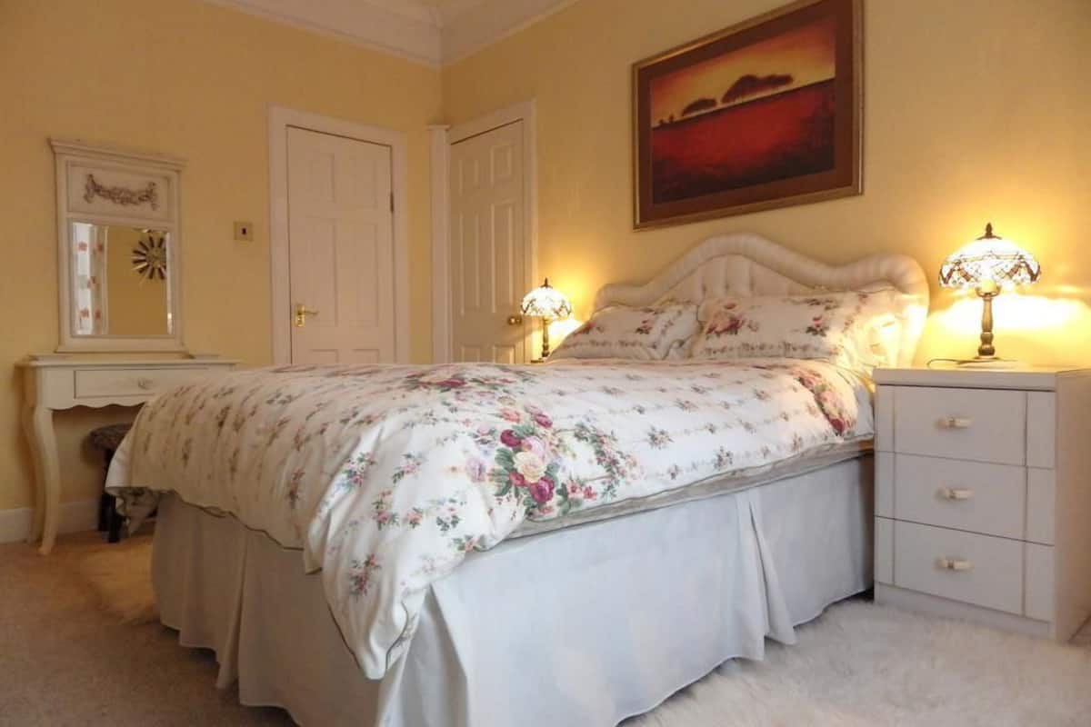 Apartment, 1 Bedroom, Kitchen | Premium bedding, desk, iron/ironing board, WiFi (free)
