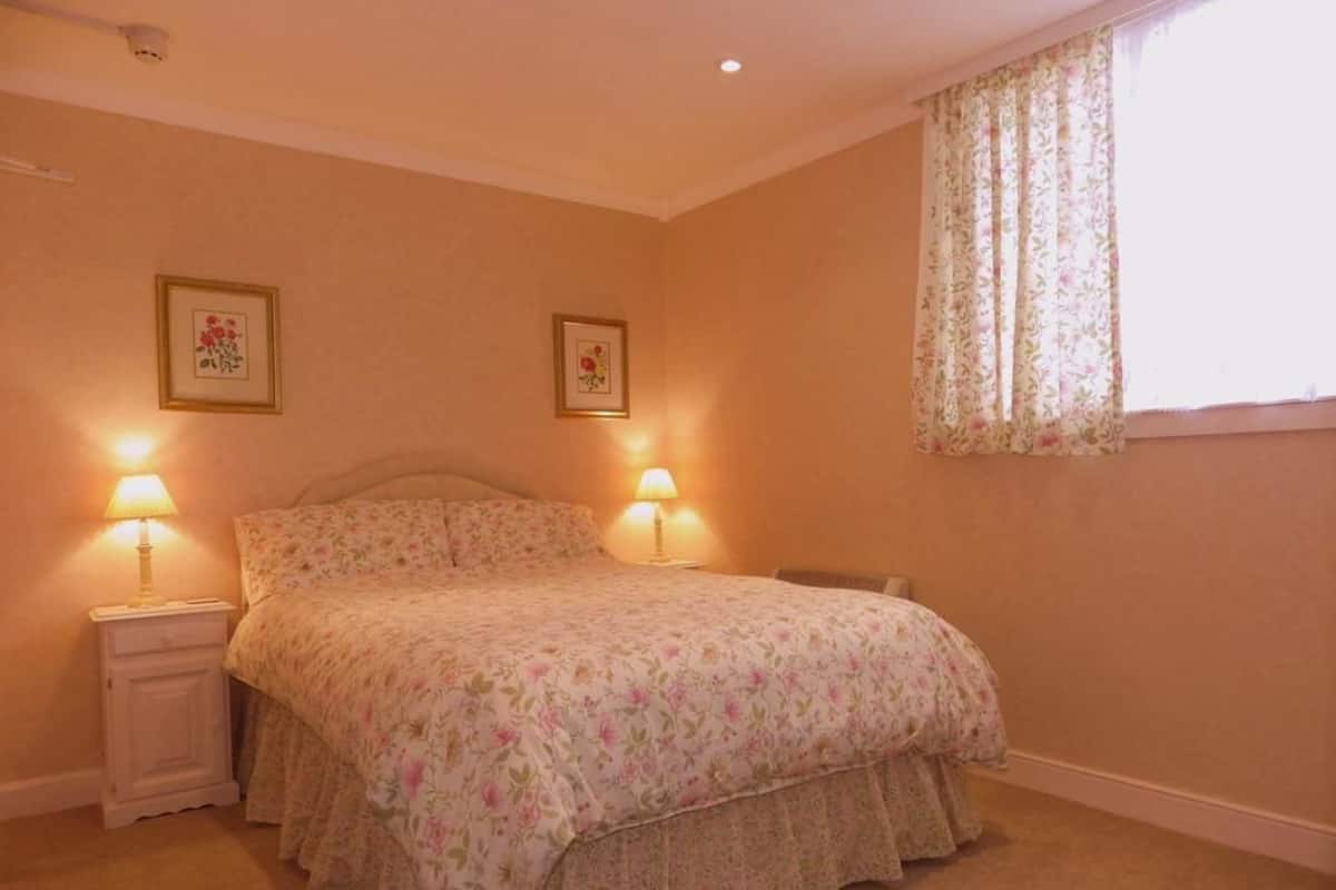 Double Room, Non Smoking, Kitchenette | Premium bedding, desk, iron/ironing board, WiFi (free)