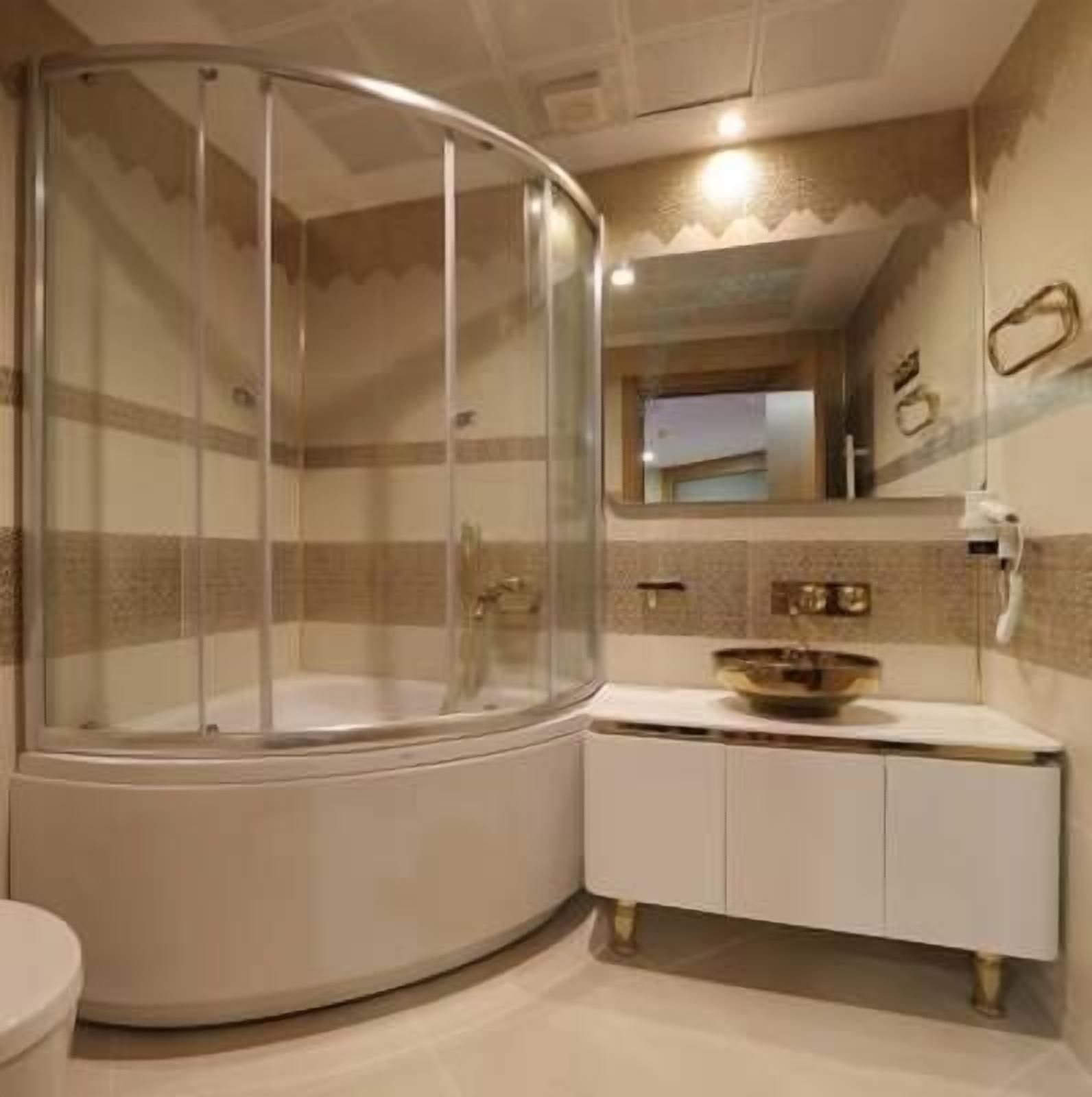 Exclusive Room | Bathroom | Shower, free toiletries, hair dryer, slippers