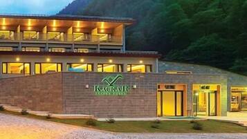 Bagian depan properti - sore/malam
