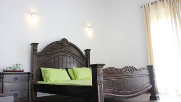 Ein Schlafzimmer mit einem hölzernen Bett, zwei Nachttischen und einem Beistelltisch.