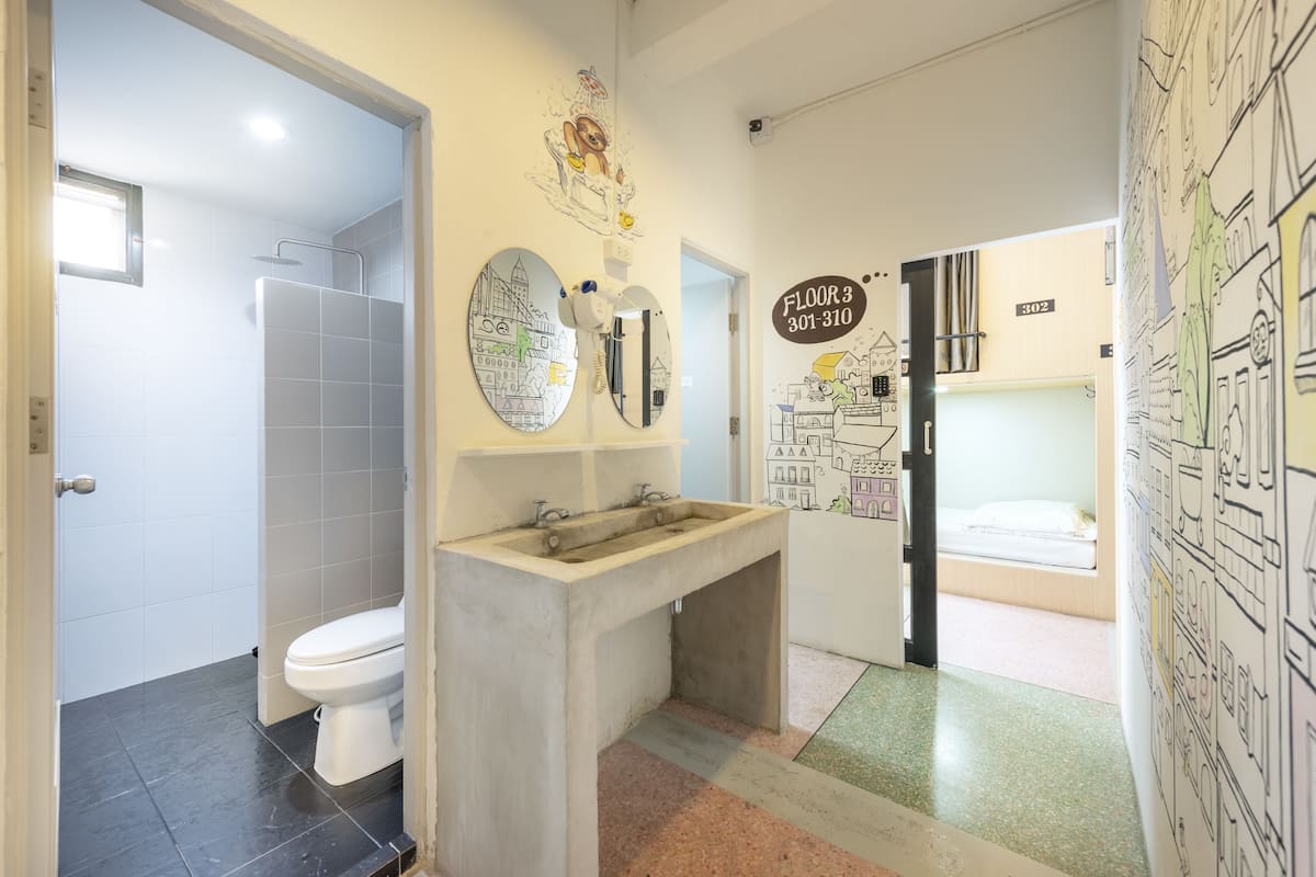 Regadera, amenidades de baño gratuitas, secadora de cabello, toallas