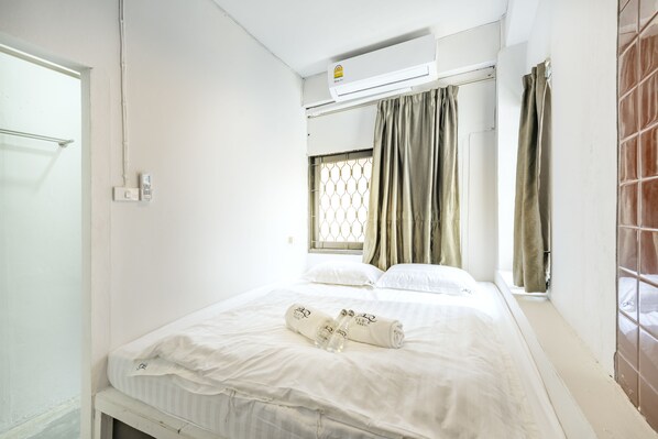 Deluxe Double Room, 1 Queen Bed | WiFi (free) - Sloth Hostel (Bangkok)