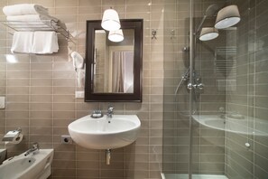 Double Room | Bathroom | Shower, free toiletries, hair dryer, bidet - San Giuliano Inn - Adults Only (Florence)