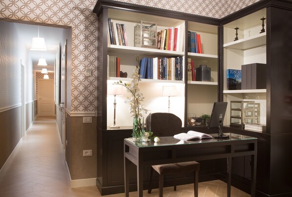 A study area with a desk, chair, bookshelf, and a lamp. - San Giuliano Inn - Adults Only (Florence)