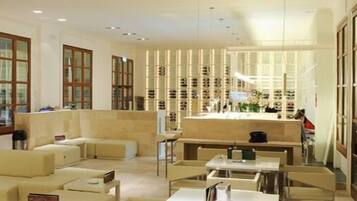 Sert le petit déjeuner et l'apéritif