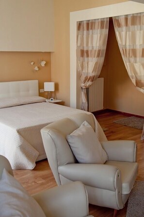 Suite, massasjebadekar | Safe på rommet, individuelt dekorert, individuelt innredet og skrivebord