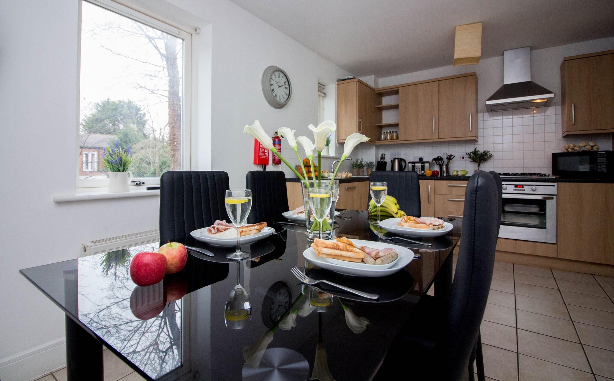House, 4 Bedrooms | In-room dining