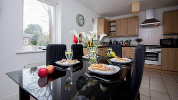 House, 4 Bedrooms | In-room dining