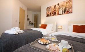 Hus, 4 soverom | 4 soverom, skrivebord, strykejern/-brett og barnesenger