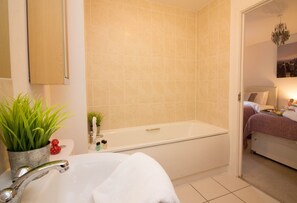 Hus, 4 soverom | Bad | Kombinert dusj/badekar, toalettartikler (inkludert) og hårføner