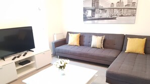 House, 4 Bedrooms | Living area | 40-inch flat-screen TV with digital channels, TV - Harmony House (Bracknell)