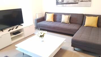 House, 4 Bedrooms | Living area | 40-inch flat-screen TV with digital channels, TV