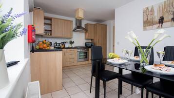 House, 4 Bedrooms | Private kitchen | Full-size fridge, microwave, oven, stovetop