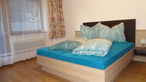 3 camere, una scrivania, culle/letti per bambini (a pagamento)