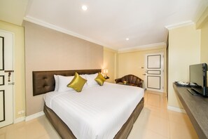 Deluxe Double or Twin Room | Blackout drapes, free WiFi, bed sheets - Niran Grand Hotel (Bangkok)