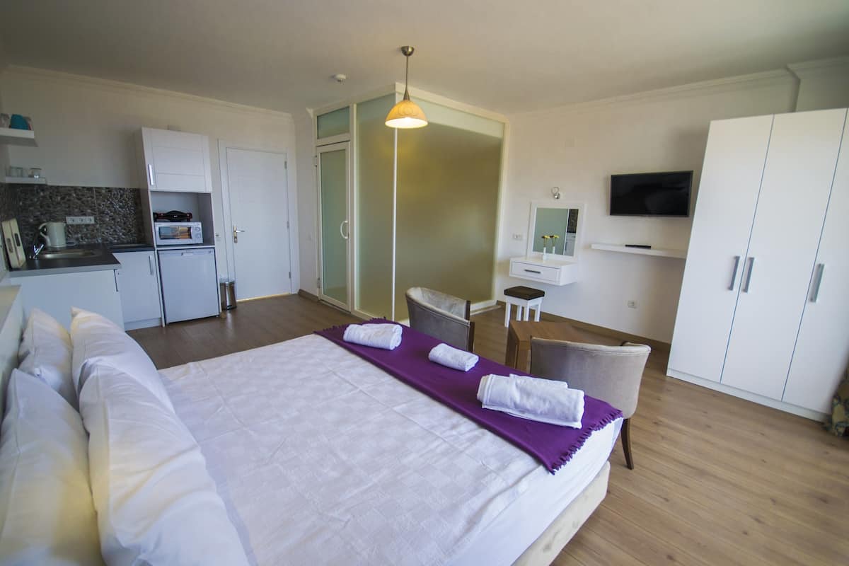 Deluxe kamer, 1 twee- of 2 eenpersoonsbedden | Een bureau, gratis babybedden, gratis wifi