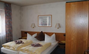 Roupas de cama premium, cofres nos quartos, escrivaninha