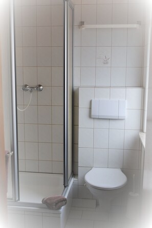Ducha, artículos de higiene personal gratuitos y toallas