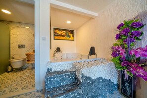 Chuveiro, secador de cabelo, toalhas de banho