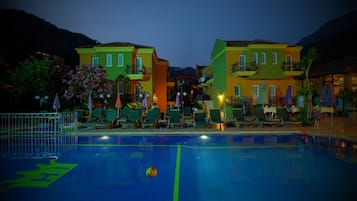 AuĂenpool, Sonnenschirme, LiegestĂŒhle