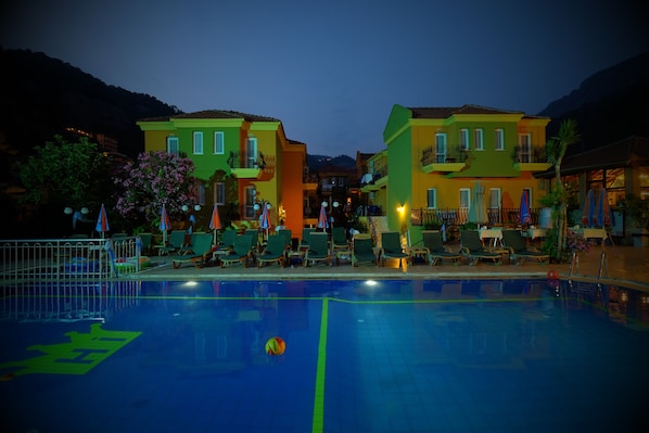 Piscina externa, guarda-sóis, espreguiçadeiras