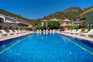 Piscina externa, guarda-sóis, espreguiçadeiras