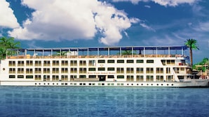 Un gran crucero de varias cubiertas con balcones y un letrero que dice 'Nile View Jewel Hotel'.