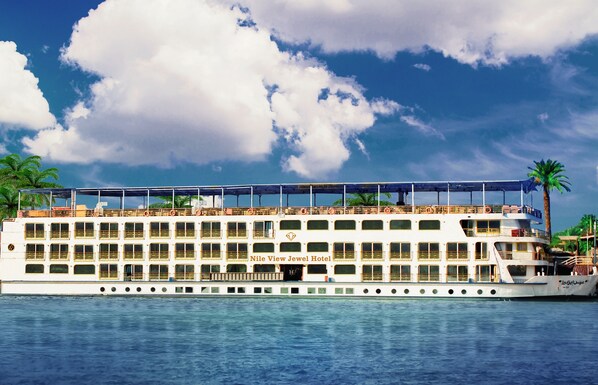 Un gran crucero de varias cubiertas con balcones y un letrero que dice 'Nile View Jewel Hotel'.