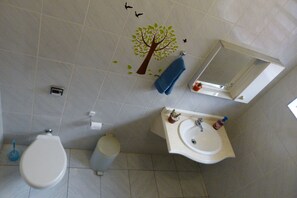 Dormitorio condiviso | Bagno | Doccia, set di cortesia gratuito, asciugamani