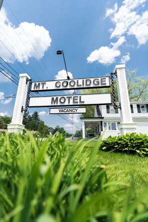 Front of property - Mount Coolidge Motel (Lincoln)