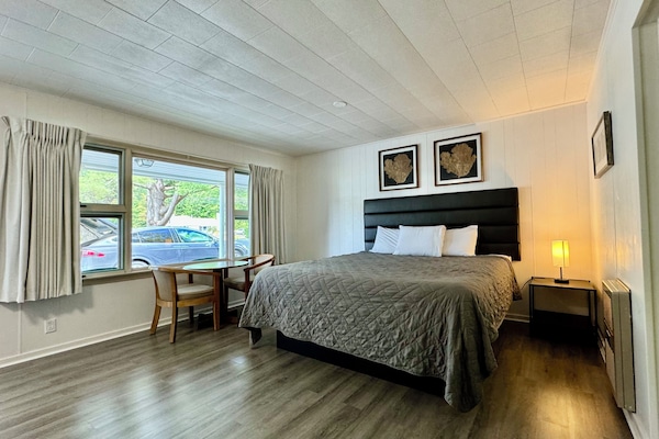 Deluxe Room, 1 King Bed | Desk, iron/ironing board, free WiFi, bed sheets