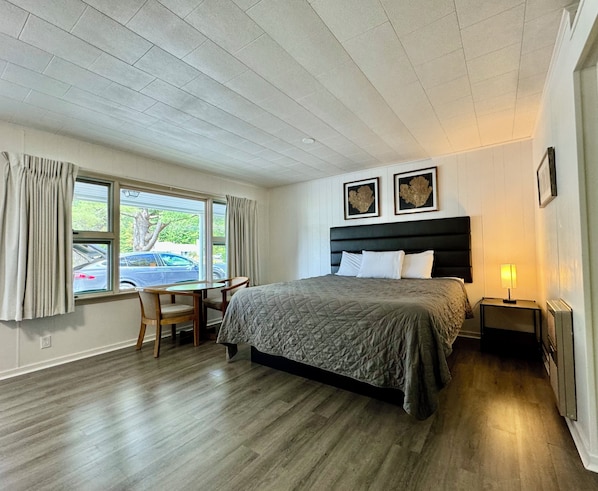 Deluxe Room, 1 King Bed | Desk, iron/ironing board, free WiFi, bed sheets - Mount Coolidge Motel (Lincoln)