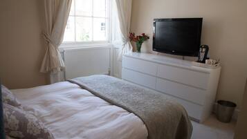 Quarto, 1 cama King | Cofres nos quartos, individualmente decorados