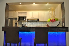 Club-Suite | Eigene Küche | Kühlschrank, Mikrowelle, Herdplatte, Wasserkocher mit Kaffee-/Teezubehör