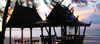 Ao Thong Beach Bungalows & Restaurant
