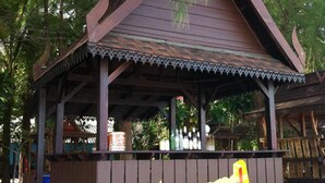 A wooden structure with a sign reading "Diamond Bar". - Ao Thong Beach Bungalows & Restaurant (Takua Pa)
