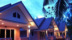 A beachfront property with multiple connected buildings, each featuring a balcony and a covered entrance. - Ao Thong Beach Bungalows & Restaurant (Takua Pa)