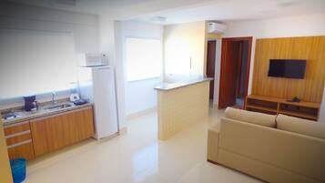 ثلاجة، ميكروويف، موقد طهي مسطح، ماكينة لصنع القهوة/الشاي