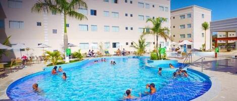 6 室外游泳池,池畔遮阳伞,日光浴躺椅