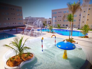 6 outdoor pools, pool umbrellas, pool loungers - Encontro das Águas Thermas Resort (Caldas Novas)