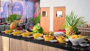 تقديم الإفطار والغداء والعشاء