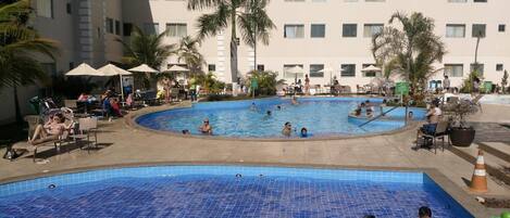 6 piscinas al aire libre, sombrillas, sillones reclinables de piscina