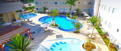 6 outdoor pools, pool umbrellas, sun loungers