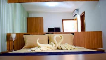 Escrivaninha, cortinas blackout, Wi-Fi de cortesia, roupa de cama