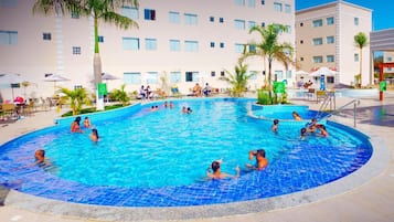 6 piscinas externas, guarda-sóis, espreguiçadeiras