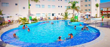 6 Außenpools, Sonnenschirme, Liegestühle