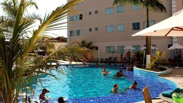 6 piscinas externas, guarda-sóis, espreguiçadeiras