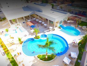 6 outdoor pools, pool umbrellas, pool loungers - Encontro das Águas Thermas Resort (Caldas Novas)